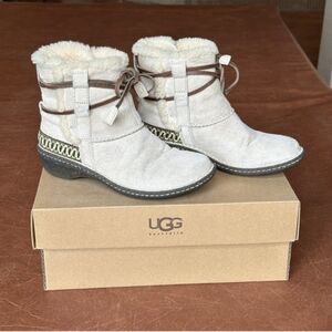 UGG 5178 Cove Australia Shearling Ankle Boots